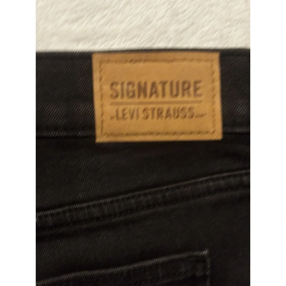 Levi's Signature Women's High-Rise Shorts‎ Heritage 18x34 Black Cutoff Raw Hem